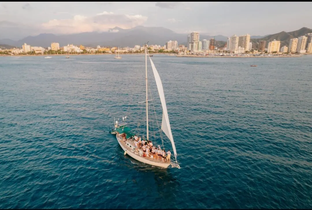 Velero al atardecer frente a Santa Marta