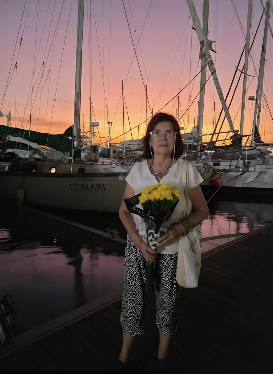 Participante del ritual en la marina, al atardecer